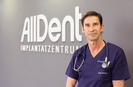 Anästhesist steht neben AllDent Logo