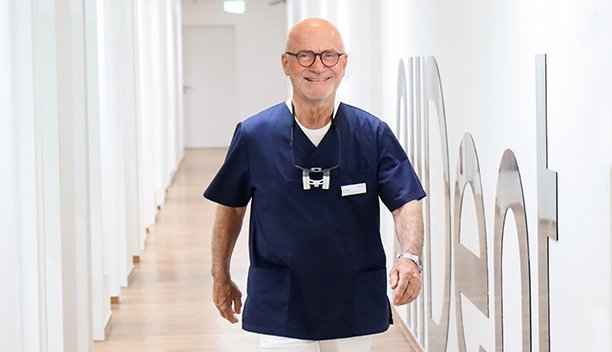 Dr. Bolz geht durch AllDent Flur