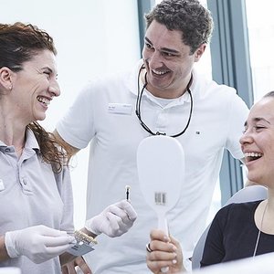Zahntechnikerin, Zahnarzt und Patientin AllDent 