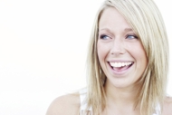 Blonde lächelnde Frau