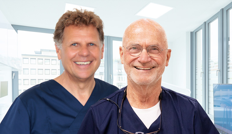Portrait von Axel Schröder und Wolfgang Bolz in blauen Kasacks